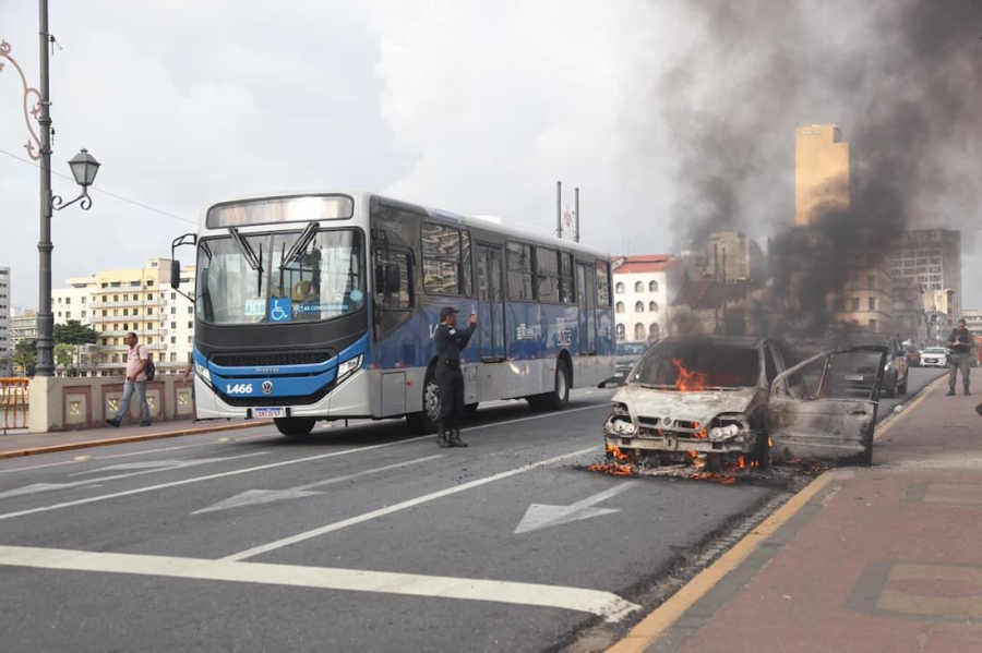 Carro pega fogo em cima da Ponte Maurício de Nassau